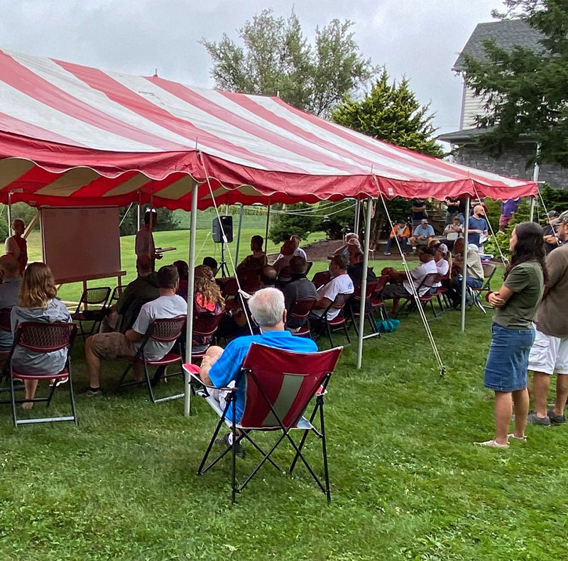 auction-under-tent-tom-hall-lehigh-valley-auctioneer